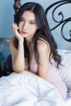 男生脱裤子插头的尴尬瞬间_JVID性感写真